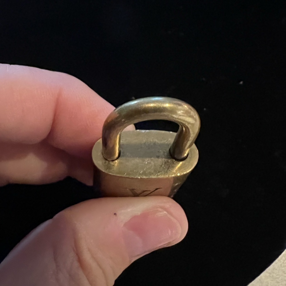 307 Louis Vuitton lock and key, has wear and is numbered 307. - Picture 4 of 4